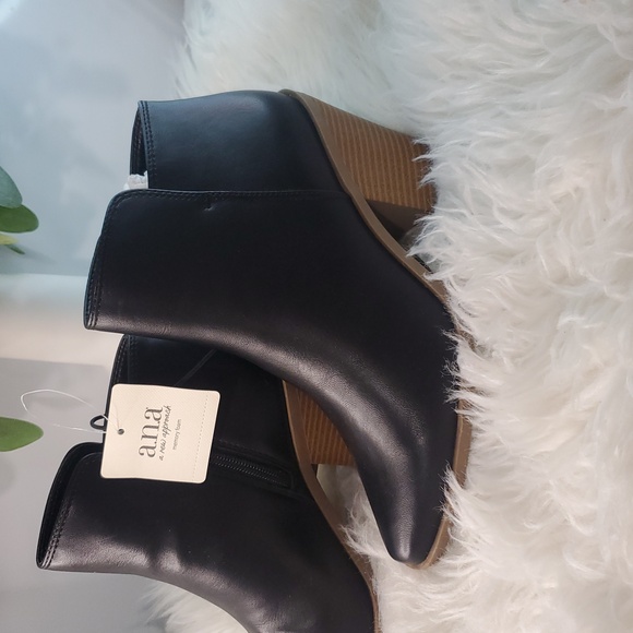 a.n.a Shoes - A.N.A women’s Dutch stacked heel booties. NWT